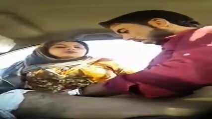 HInDI PUBLICPLACE bhabhi in car