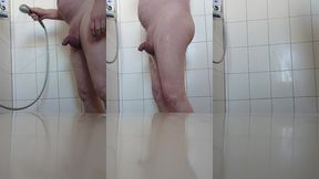 pissen am morgen in der dusche