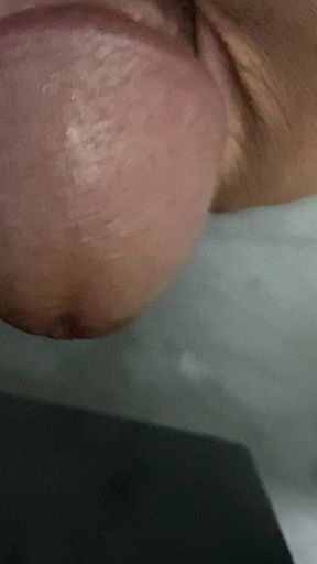 In the bathroom, there was a cock that was getting an erection, only knowing how to endure it, not having to do it