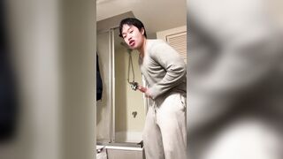 Japanese Man Faps His Dangled Manmeat