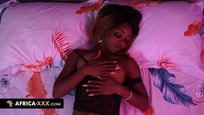 ”Sexy african babe masturbates herself”