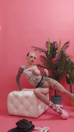 Bts - Inked Beauty Sasha Beart Prepares for a Flirty Photo Session