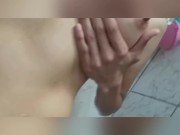 Chilena caliente tocándose en la ducha antes de culiar