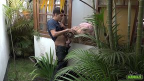 ela pula a janela para dar para o vizinho - rafaella denardin - big bambu