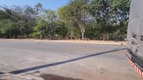 gostosa passa na frente de casa, logo chamei ela pra foder no quintal de casa