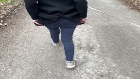 le cul a l air pendant la promenade du chien