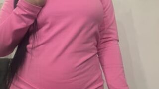 Un ragazzo penetra l'ano stretto di una ragazza dal sedere grosso fino a farle raggiungere un forte orgasmo