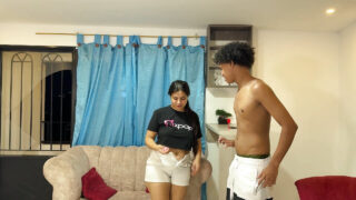 Brat rucha w dupę amatorkę 18-letnią latynoską nastoletnią dziwkę i daje jej brudny anal creampie