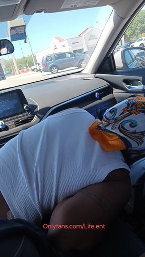 SEXY EBONY GIVING HEAD AT STOP LIGHT (WHILE SHE IS DRIVING)