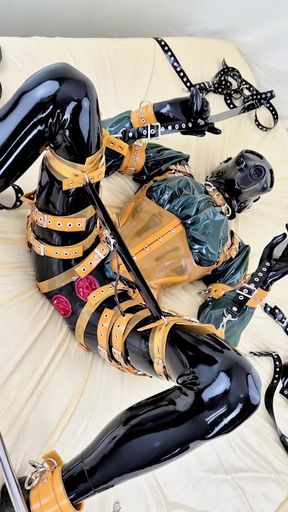 Latex-clad babe indulges in fetishistic solo play