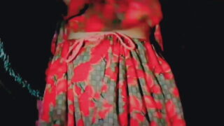 Vingeren – 18-jarige Indiase hoer met grote tieten in bikini neukt haar eigen kontje