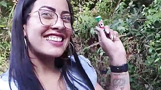 Desconocido me invita a fumar en el parque ARVI y termino follandome entre la naturaleza de Medellin