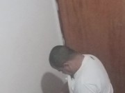 Namorada do corno estranho no banheiro