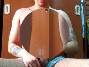 Vergón dotado se masturba hasta sacar su dulce miel