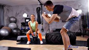 Influencer fucks big guy in gym
