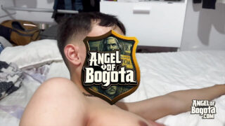 Seorang pemuda gay Spanyol amatir yang berperan sebagai bottom menerima penis besar tanpa kondom dalam adegan seks POV yang panas.