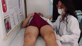 Paciente em exame m&eacute_dico fica duro diante da enfermeira