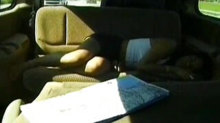 一位身材娇小的拉丁美女在户外被猛烈肛交并被射一脸。