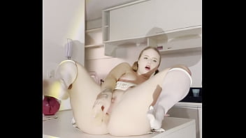 LOIRINHA NAO AGUENTOU E FEZ SQUIRTING FAZENDO ANAL NA MESA DA SALA