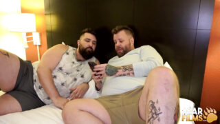 Muie, masturbare, fără șa, lingere, păros, gras – film fetiș cu curve gay tatuate cu urși, futute în piercing