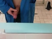 Ragazzo sborra negli spogliatoi della piscina