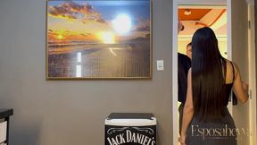quando a vizinha aproveita que o marido esta jogando futebol para dar pro vizinho pirocudo.
