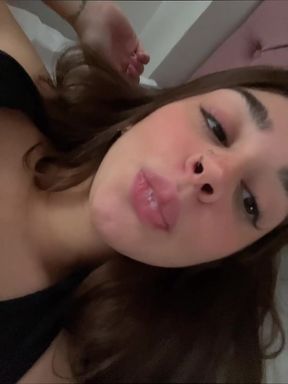 Teen onlyfan shows off her tits