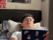COLOMBIANO MASTURBANDOSE! Mientras veía porno en su tablet