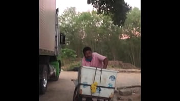 VENDEDOR DE PICOL&Eacute_ METEU NO CUZINHO DA SAFADA NO MEIO DO ESTACIONAMENTO