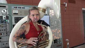 MJ Tries Out the Sousaphone (MP4 - 720p)