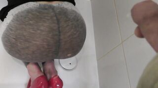 Peeing on my Butt into Leggins and Toes next I Masturbate by