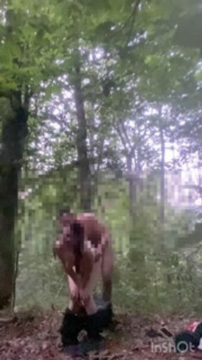 Passeggiata nel bosco e scopo il primo che trovo