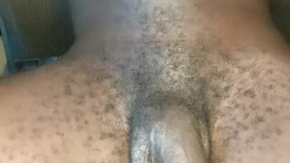 Jovens gostosões besuntados de óleo acariciam seus grandes pênis peludos em close-up antes de penetrarem analmente e ejacularem.