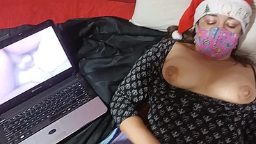 Anal Sex Ass Fuck Esposa Puta, Ama De Casa Se Calienta Mirando Porno Sucio Y Entrega El Culo Al Amigo De Su Marido En Navidad