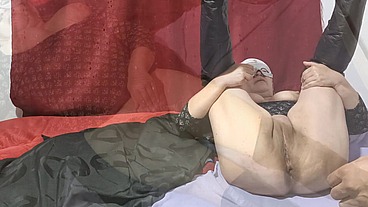 Anal Sex Ass Fuck Esposa Puta, Ama De Casa Se Calienta Mirando Porno Sucio Y Entrega El Culo Al Amigo De Su Marido En Navidad