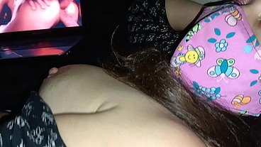 Anal Sex Ass Fuck Esposa Puta, Ama De Casa Se Calienta Mirando Porno Sucio Y Entrega El Culo Al Amigo De Su Marido En Navidad