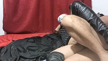 Anal Sex Ass Fuck Esposa Puta, Ama De Casa Se Calienta Mirando Porno Sucio Y Entrega El Culo Al Amigo De Su Marido En Navidad