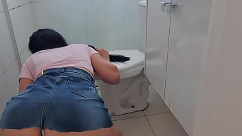 DE QUATRO COM MINI SAIA GAROTA LIMPA O CH&Atilde_O... CALCINHA  ATOLADA NA BUNDA APARECE