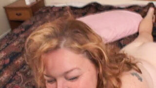 金发美女在激烈的肛交过程中被手指刺激至高潮