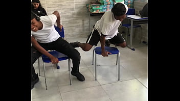 2 putinhas dando aula de sentada na sala de aula