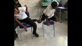 2 putinhas dando aula de sentada na sala de aula