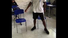 2 putinhas dando aula de sentada na sala de aula