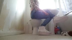 Crossdresser in tight Jeans and Sneakers