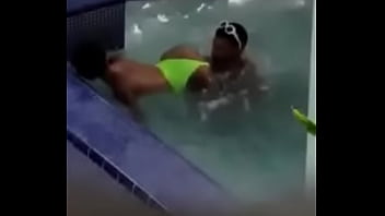 Dominicana en piscina