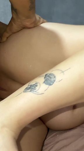 Le Digo a Mi Hermanastra Como Excusa Que Tengo Mucho Calor En La Sala Para Terminar Metiendole Mi Enorme Pene Por Su Rico Culo.