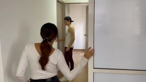 No pudimos conseguir entradas para el cine, as� que la llev� a mi casa a follar.