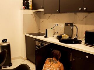 Hawt tattooed golden-haired lengthy hair girl in the kitchen takes her pants off to show her strong vagina an