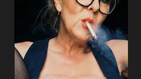 Curvy smoker MILF addictively pumps her corks in greedy chain smoke close up