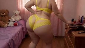 big-bootied woman in yellow leggings shaking her butt
