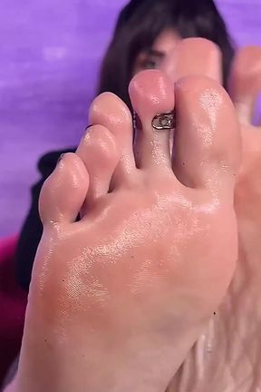 Stunning Aradia Pours Baby Oil on Her Feet and Enjoys a Foot Massage